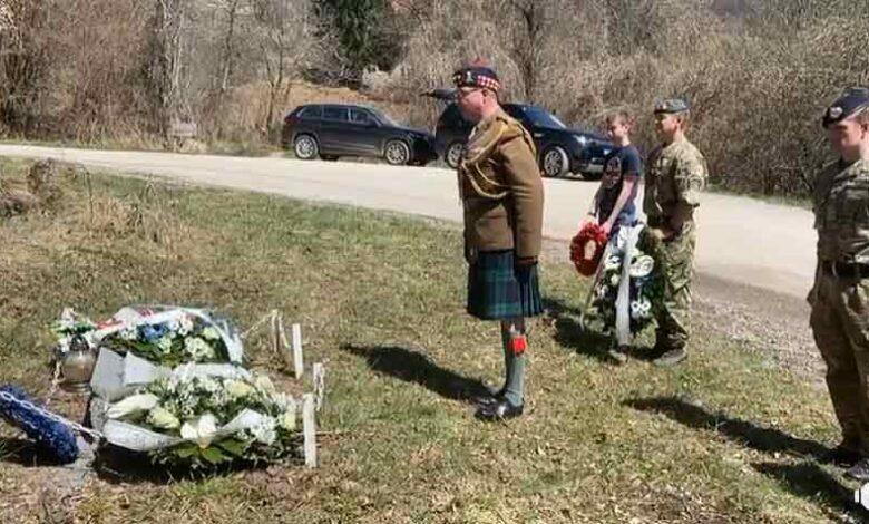 Položen vijenac na spomenik Fergusu Rennieu, britanskom vojniku ubijenom u blizini Goražda