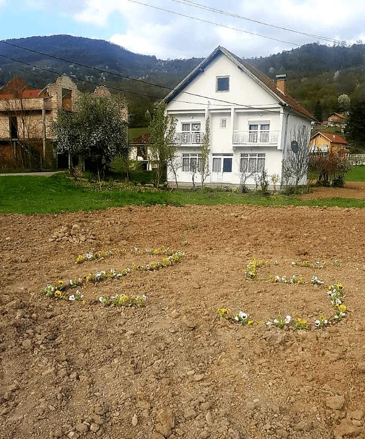 Cvijeće u avliji nane Fate Orlović - Avaz