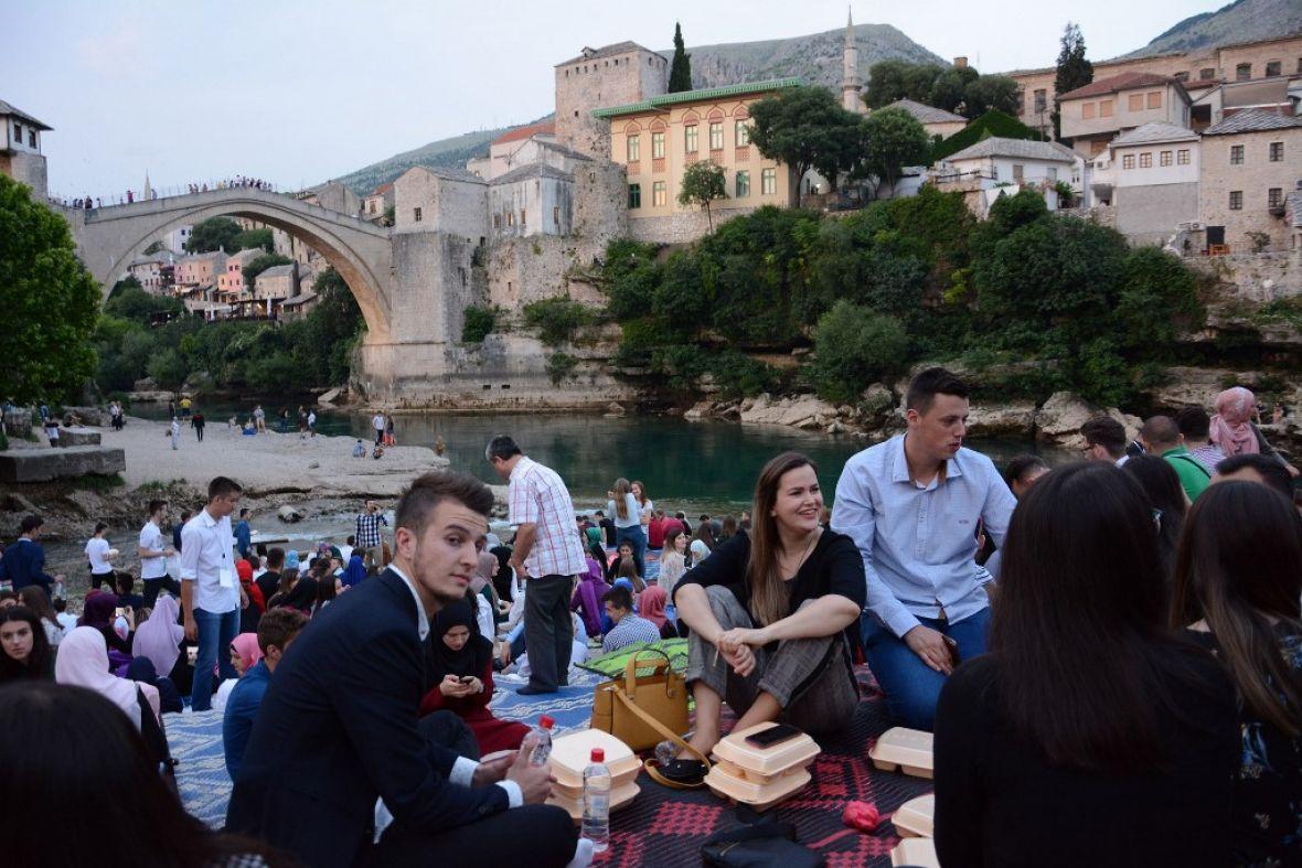 Osmi omladinski iftar danas u Mostaru