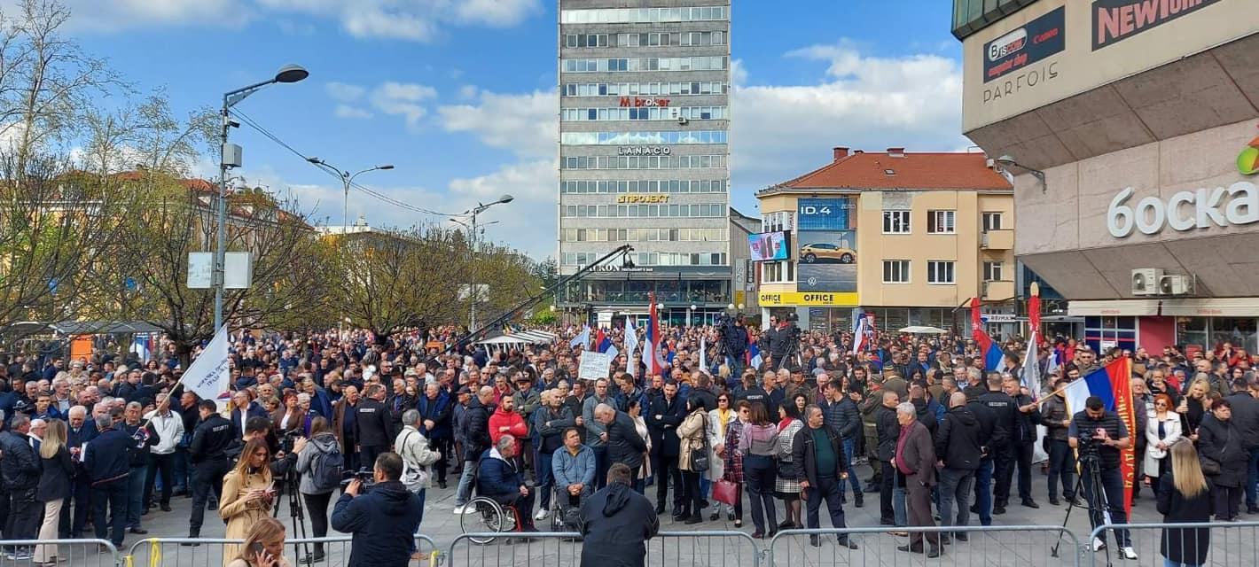 Hiljade ljudi na Trgu Krajine - Avaz