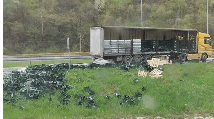 U Lašvi kod Zenice: Desetine gajbi s pićem ispale iz kamiona