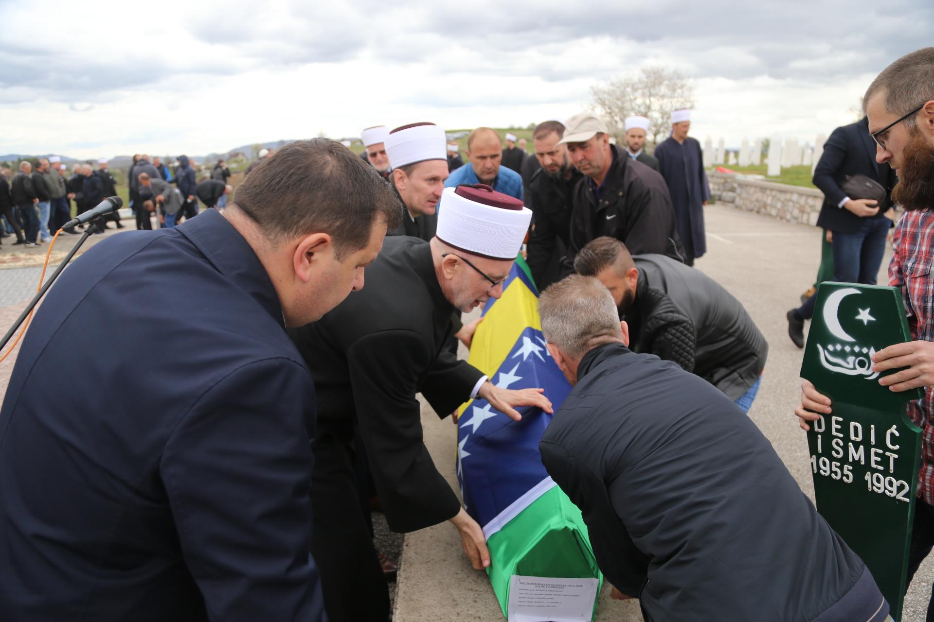 Dženazu namaz predvodio je tuzlanski muftija dr. Vahid ef. Fazlović - Avaz