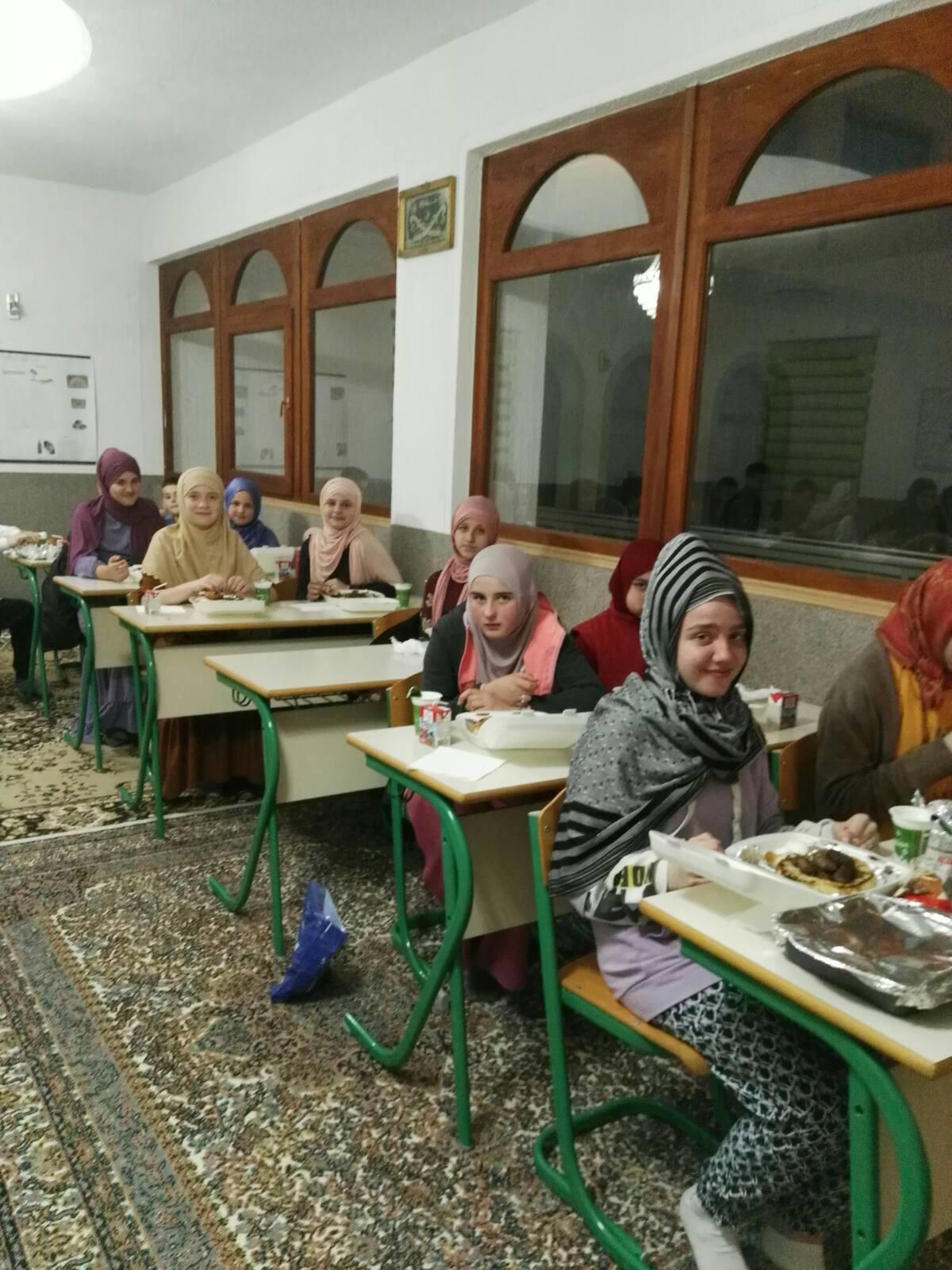 Zajednički iftari za najmlađe polaznike mektepske nastave - Avaz