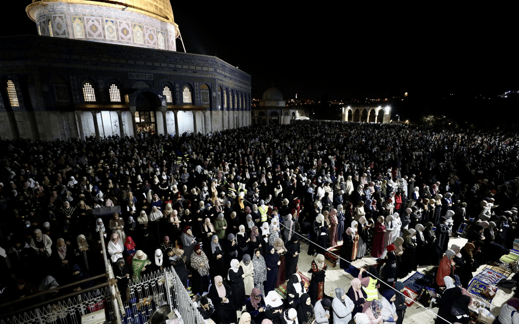 Palestinci i muslimani iz drugih zemalja u kompleksu Al-Aksa prvo su iftarili, a potom su nastavili s molitvama - Avaz