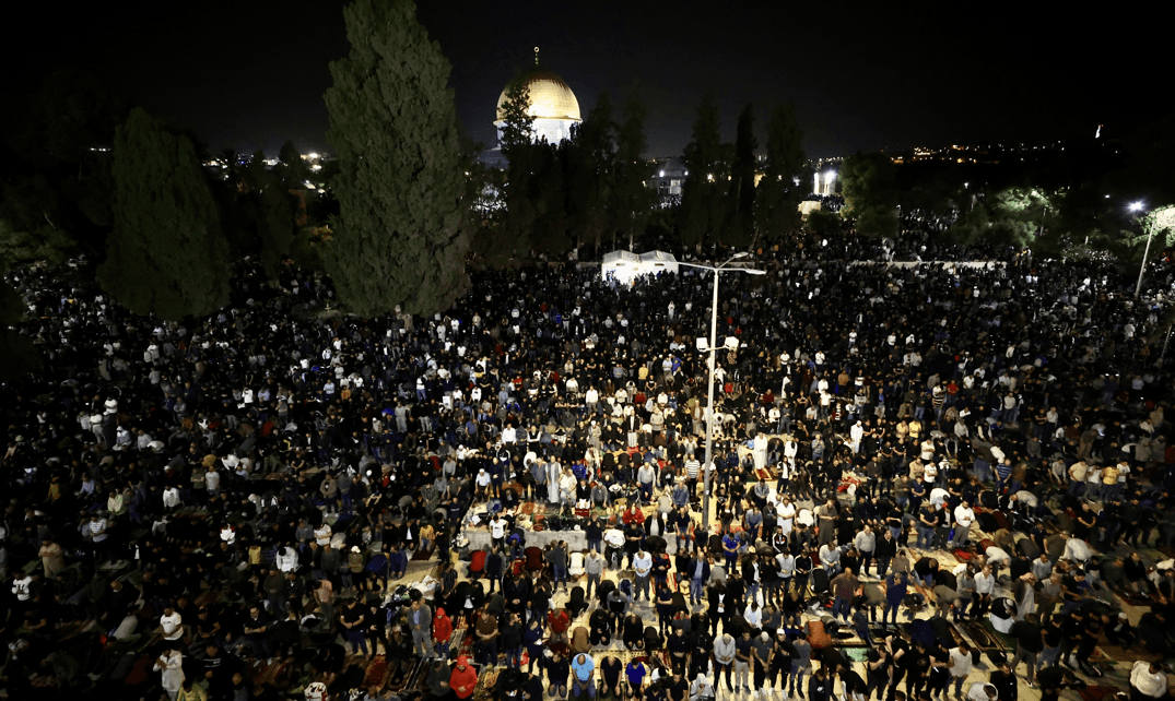 Palestinci i muslimani iz drugih zemalja u kompleksu Al-Aksa prvo su iftarili, a potom su nastavili s molitvama - Avaz