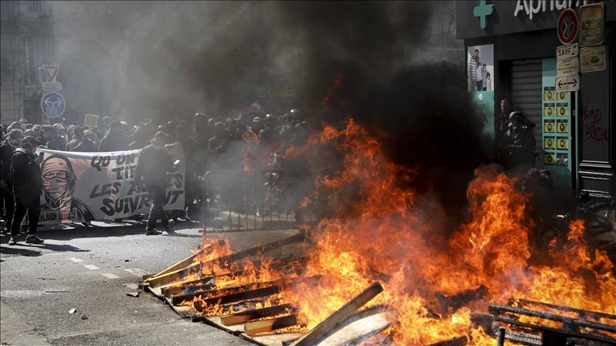 Protesters gather around a fire on the road during clashes with police on the sidelines of the annual May Day rally - Avaz