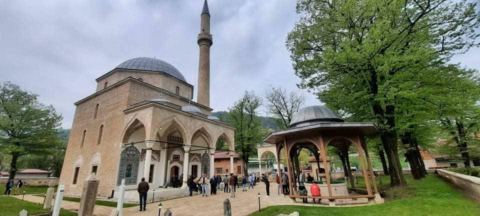 Veliki broj vjernika bajramsko jutro dočekao u Aladža džamiji