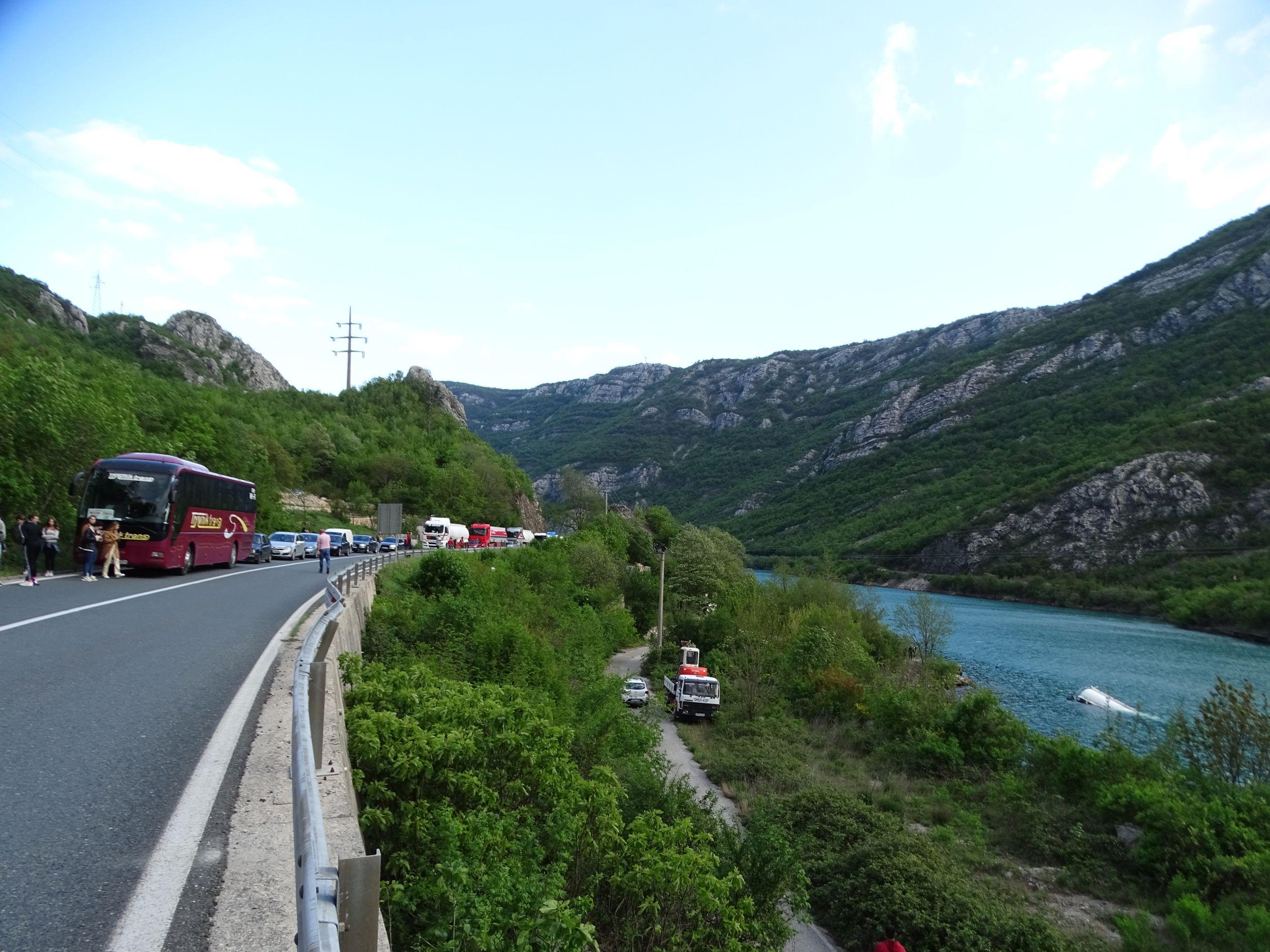 Cisterna je sletjela s ceste i završila u jezeru - Avaz