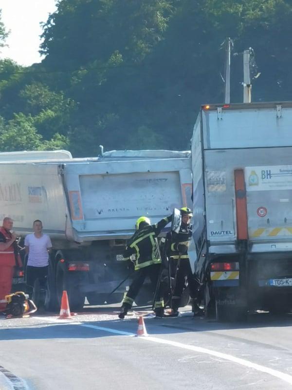 Nesreća kod Srebrenika: Sudarila se dva kamiona, jedna osoba povrijeđena