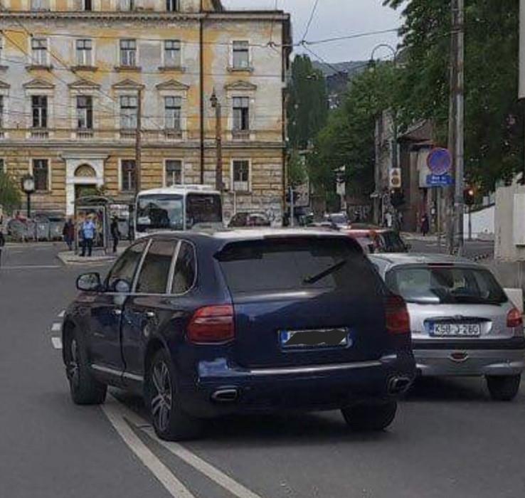 Građani uslikali plavi Porsche - Avaz