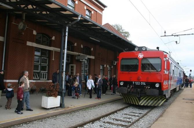 Muž i sin čekali ženu pa prebili ljubavnika s kojim je izašla iz voza