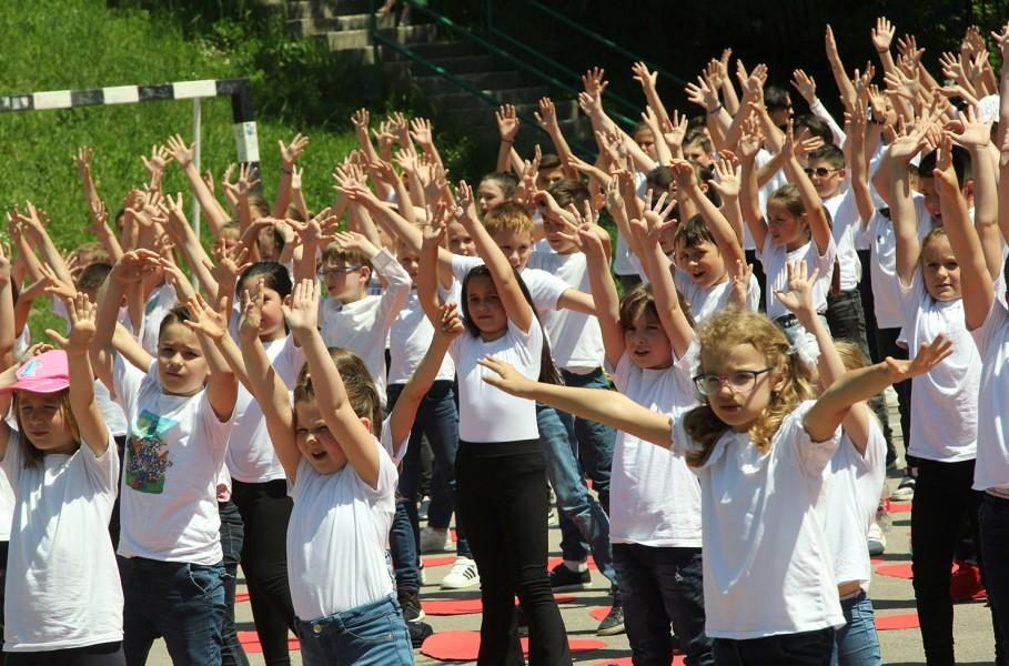 Sa podignutim rukama pozvali na mir i ljubav - Avaz