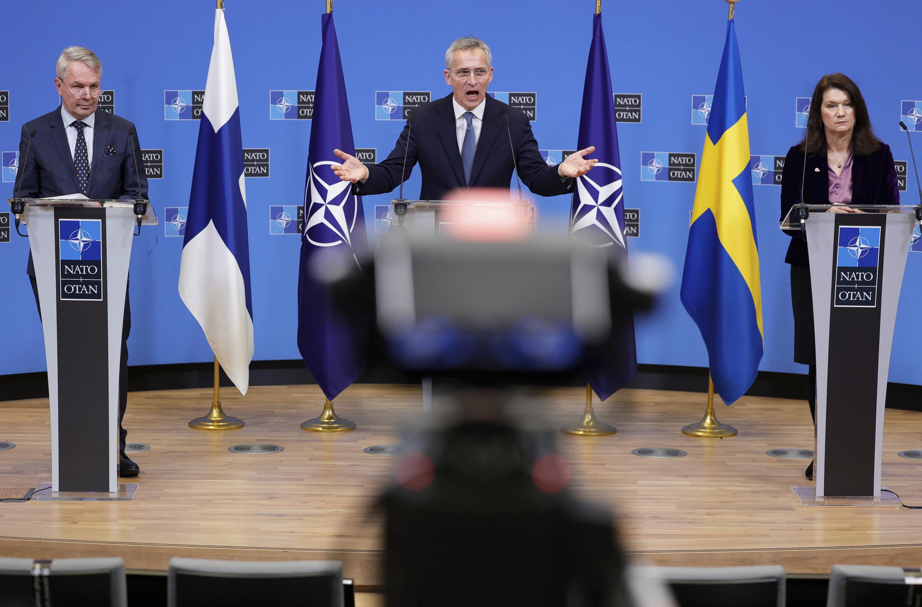 Peka Havisto, Jens Stoltenberg i An Linde - Avaz