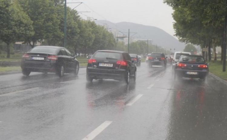 Vozači oprez: Mokar kolovoz, magla i učestali odroni