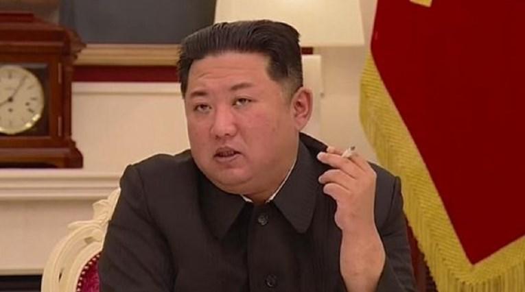 Kim Jong-Un pušio dok je kritikovao vladu zbog stanja s koronavirusom