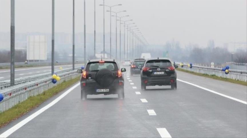 Vozači oprez: Mokar kolovoz, odroni na cesti