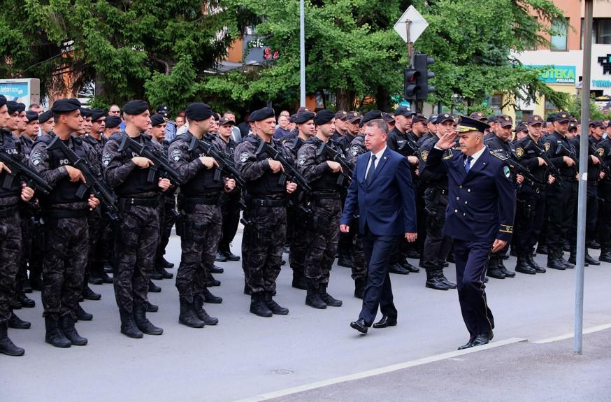 Postrojena policija - Avaz