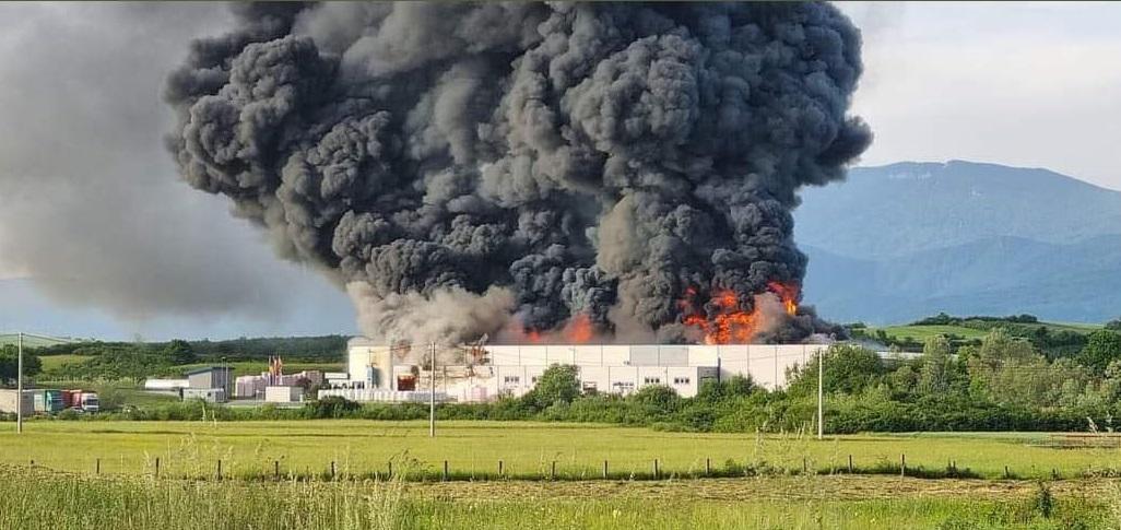 Gori fabrika stiropora u Bihaću: Crni oblak dima nadvio se iznad grada