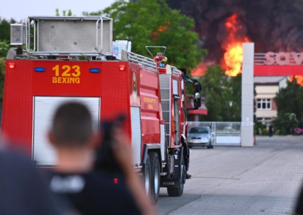 Vatrogasci dežuraju, požar u fabrici u Bijeljini još nije u potpunosti ugašen