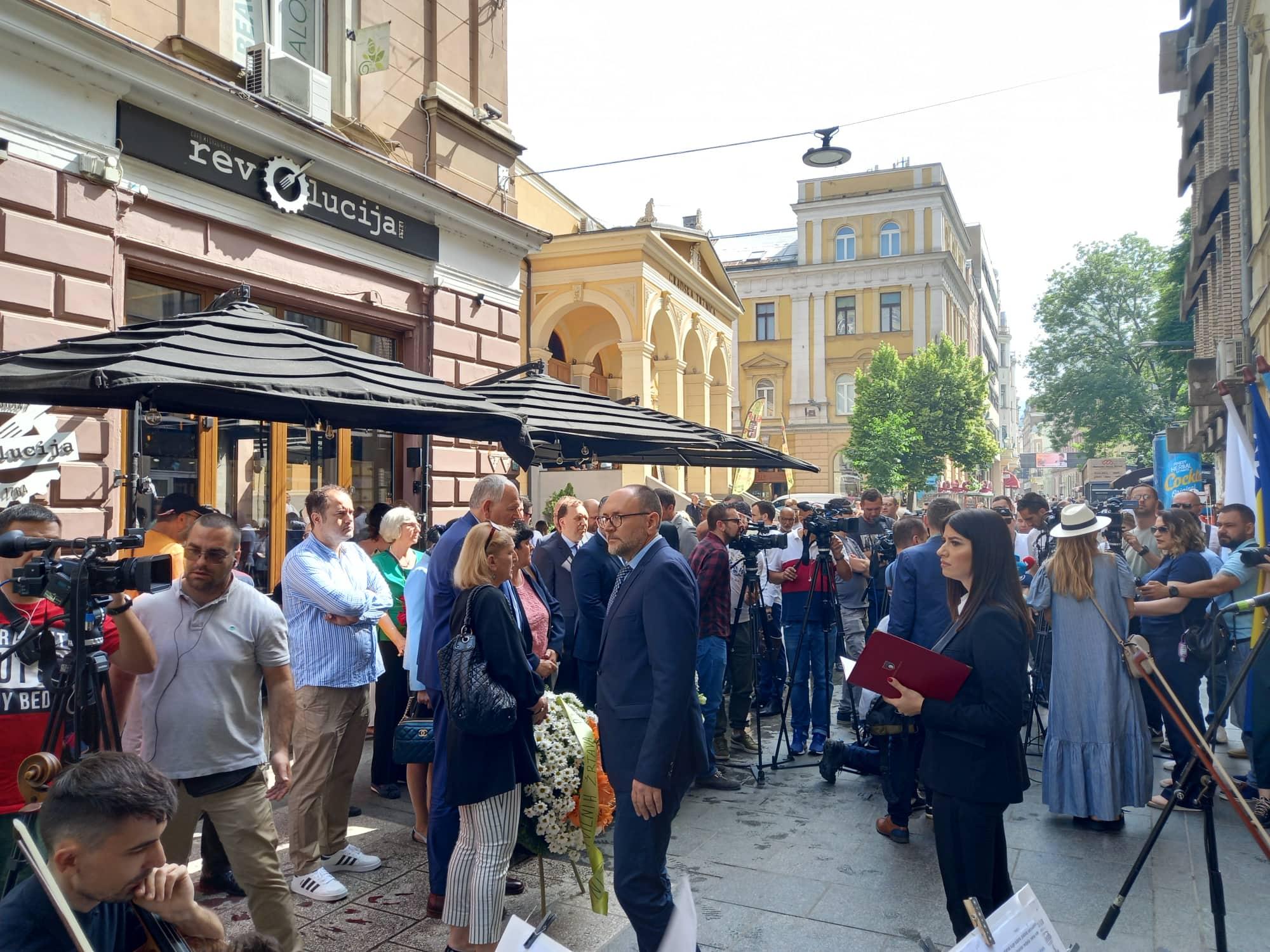 Brojne delegacije došle u ulicu Ferhadija - Avaz