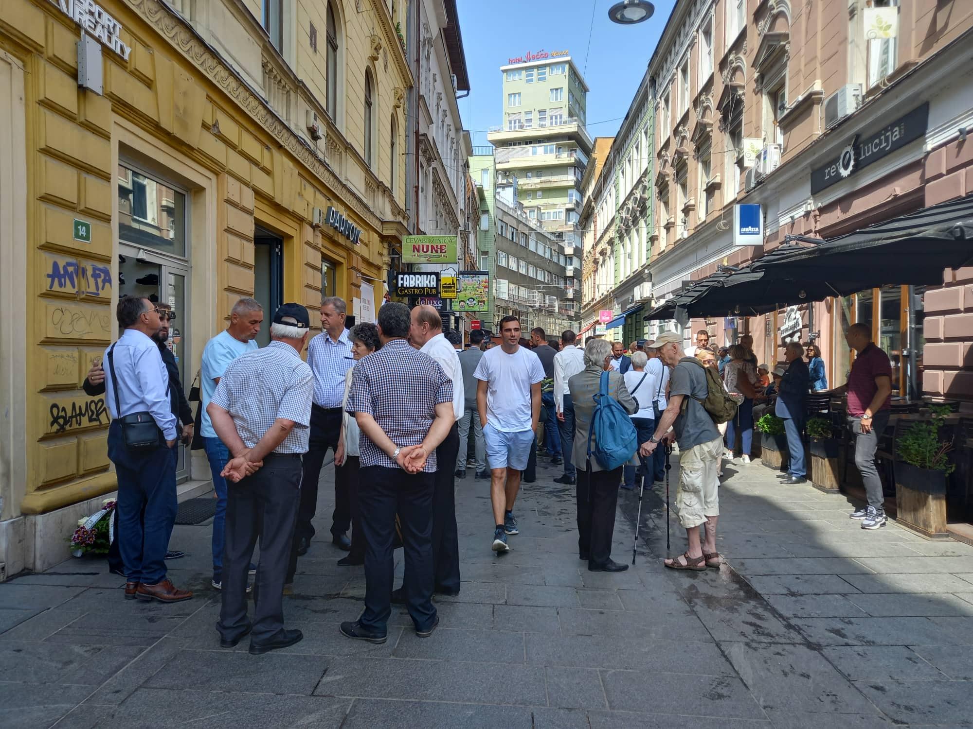 Odavanje počasti poginulima - Avaz