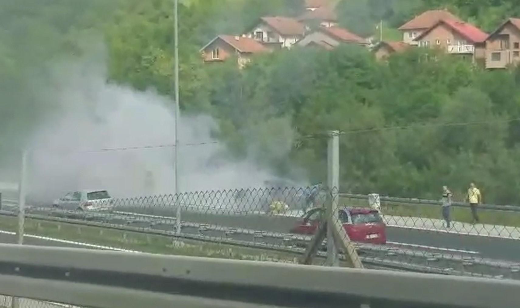 Požar kod Vogošće: Gori automobil, vatrogasci na terenu