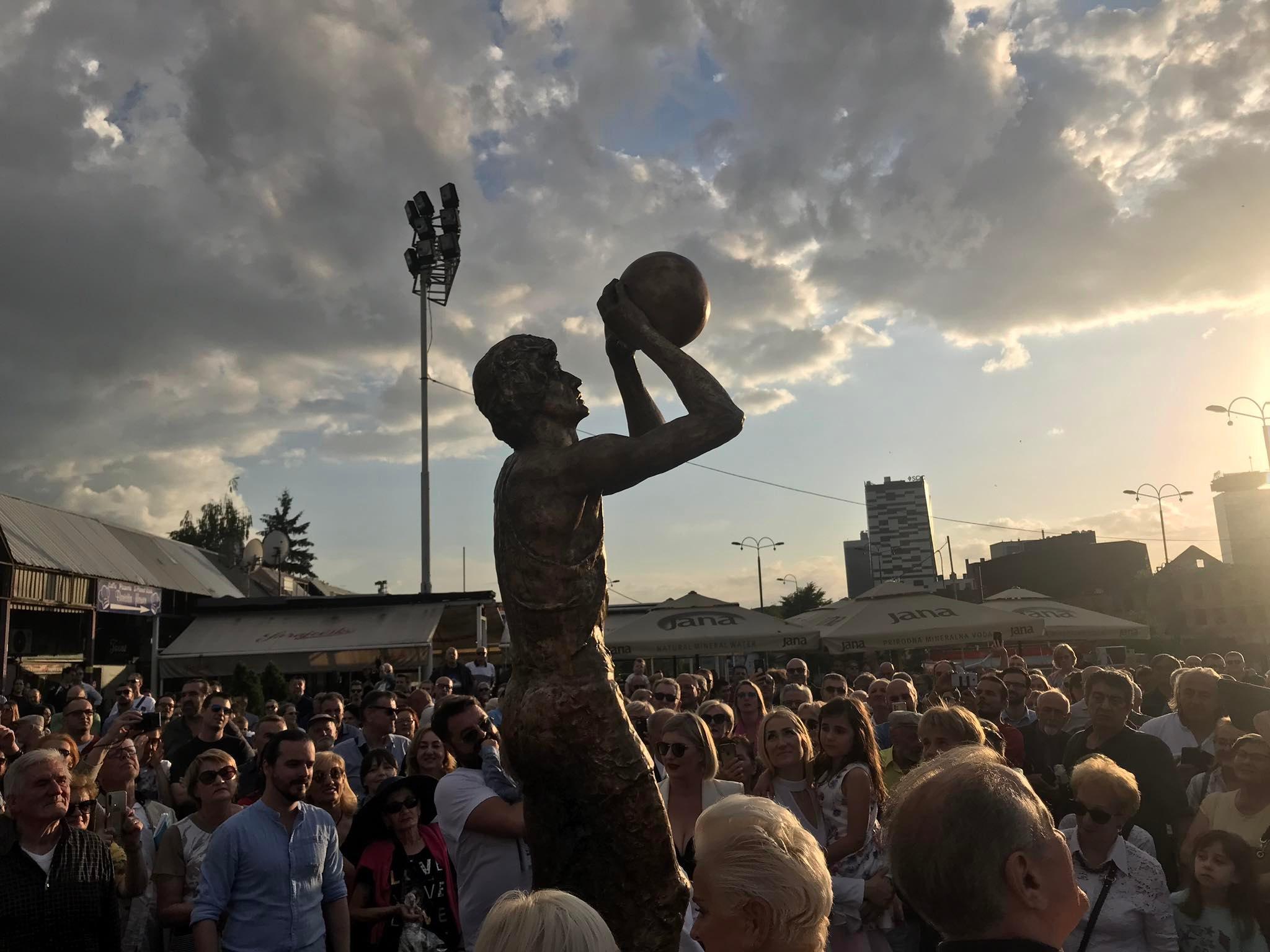 Svečano otkriven spomenik najboljem sportisti BiH svih vremena - Mirzi Delibašiću