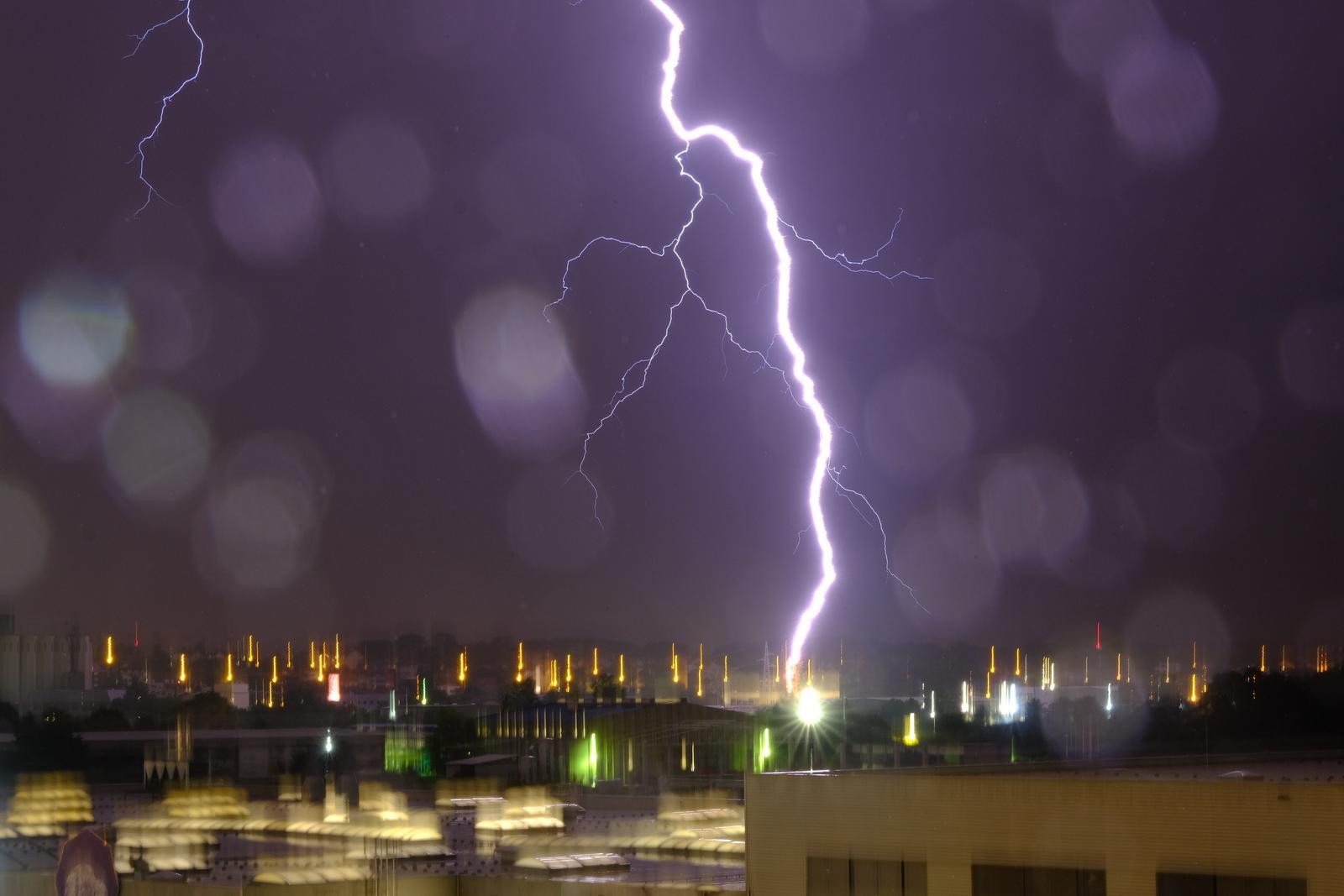 Nevrijeme sinoć i u Zagrebu: Munje parale nebo