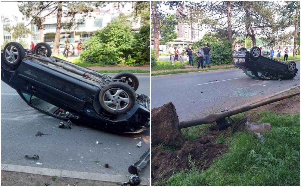 Saobraćajna nesreća u Zenici: Automobil udario u banderu pa završio na krovu, dijelovi vozila su rasuti po cesti