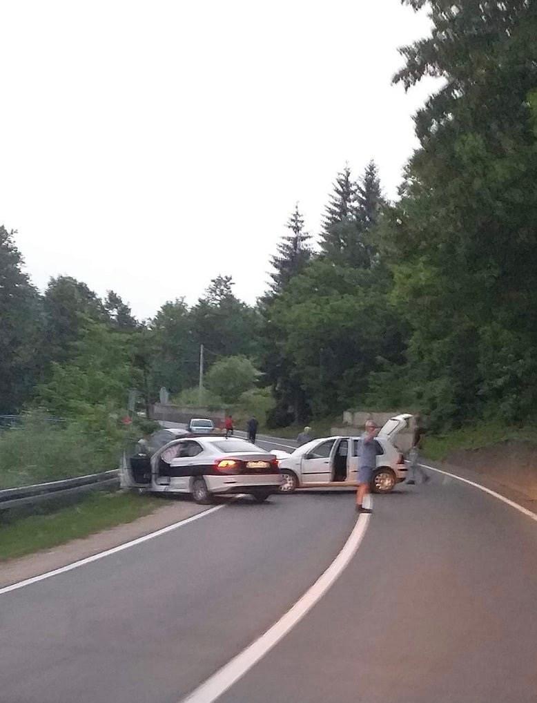 Sudar policijskog i putničkog vozila kod Kladnja: Dvije osobe zatražile ljekarsku pomoć