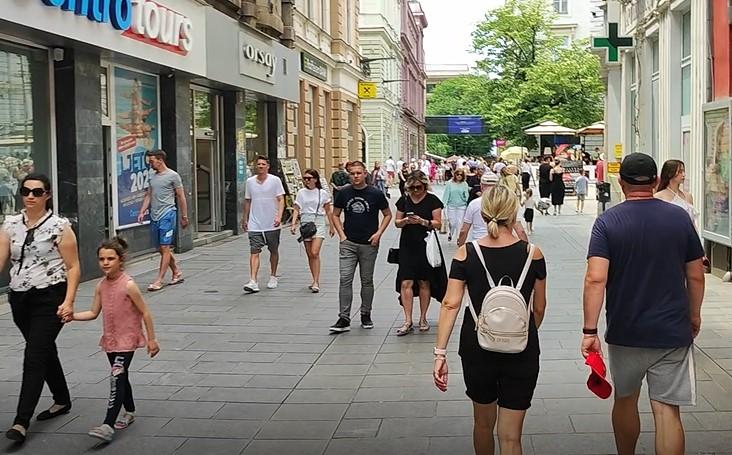 Sunce izmamilo Sarajlije u šetnju: Na ulicama i veliki broj turista