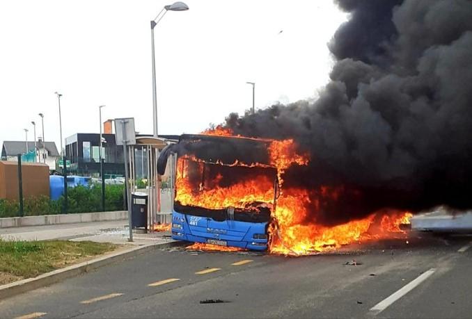 Zapalio se autobus, vozač se spasio prije eksplozije