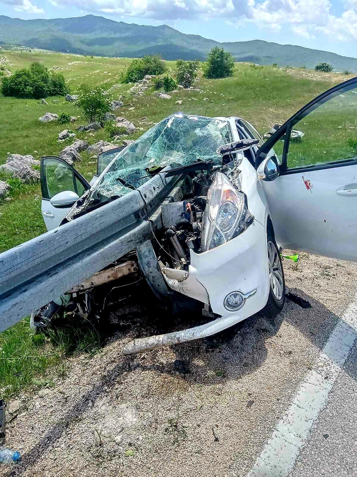 Stravične fotografije s mjesta nesreće u Gacku: Tri osobe prevezene u trebinjsku bolnicu