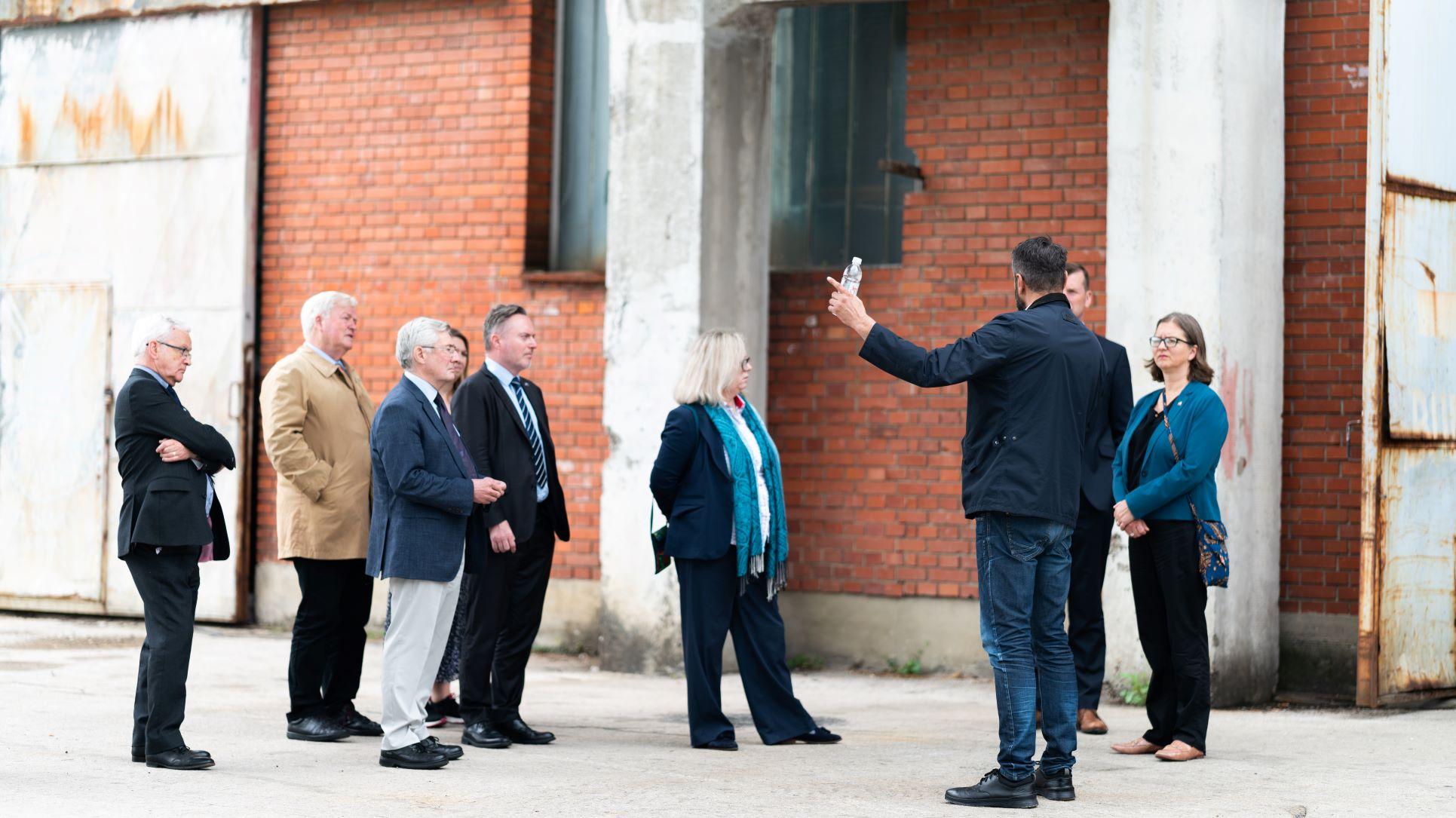 Parlamentarci iz Ujedinjenog Kraljevstva posjetili Memorijalni centar Srebrenica