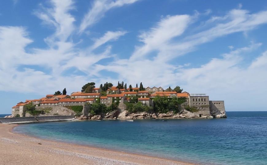 Sveti Stefan ostaje zaključan: Turisti mogu samo iza kapija da gledaju ovaj predivni poluotok