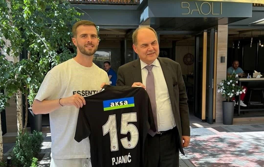 Miralem Pjanić poklonio dres Kristijanu Šmitu