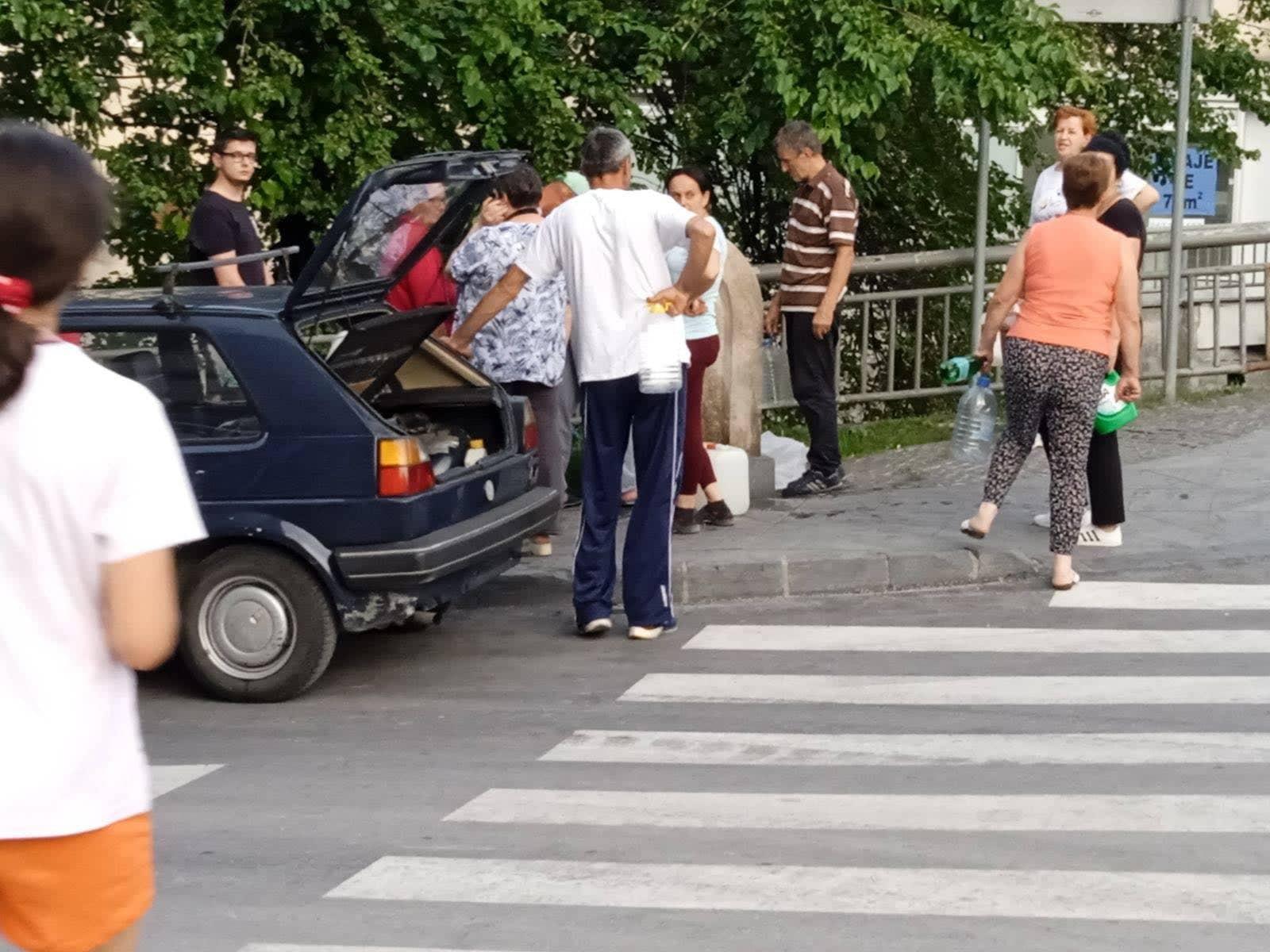 Kao da su u Sahari: Građani Konjica cijeli dan bez vode, umivaju se na javnim česmama