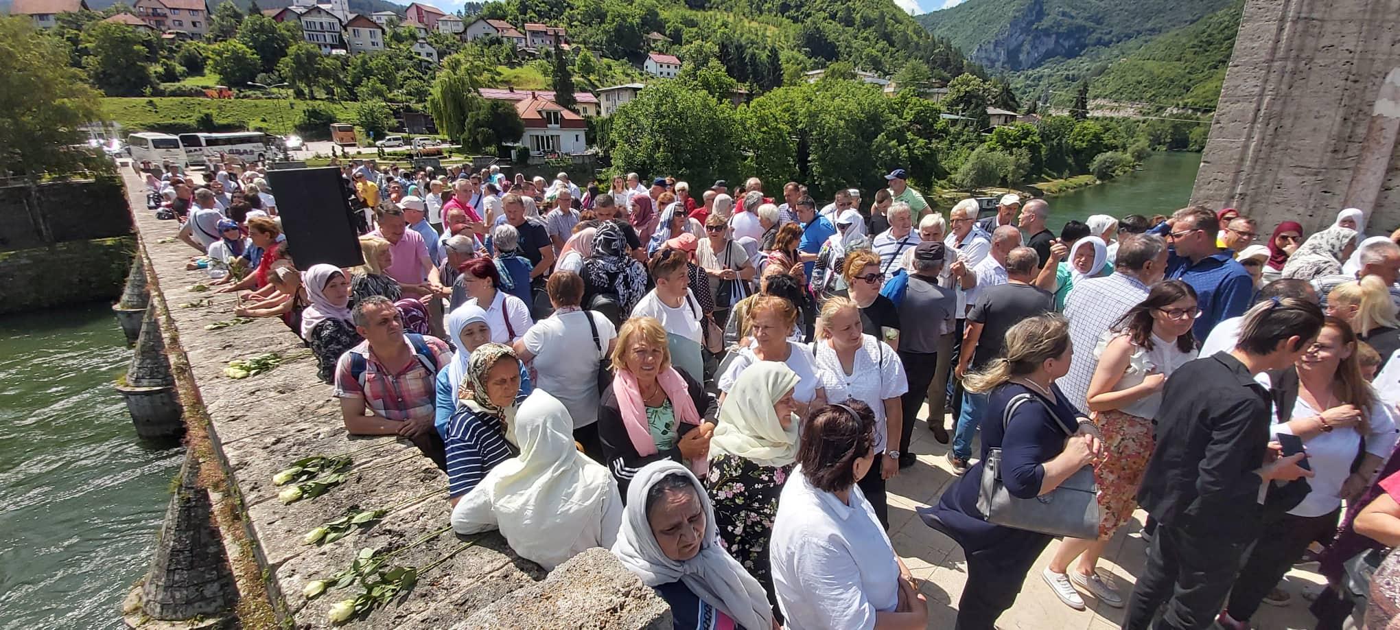 Porodice nestalih na mostu Mehmed-paše Sokolovića - Avaz