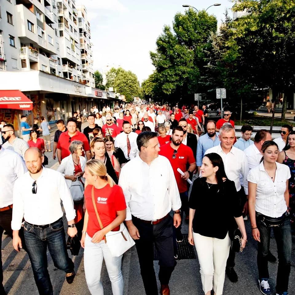 Denis Bećirović prošetao sa građanima u sarajevskom naselju Dobrinja