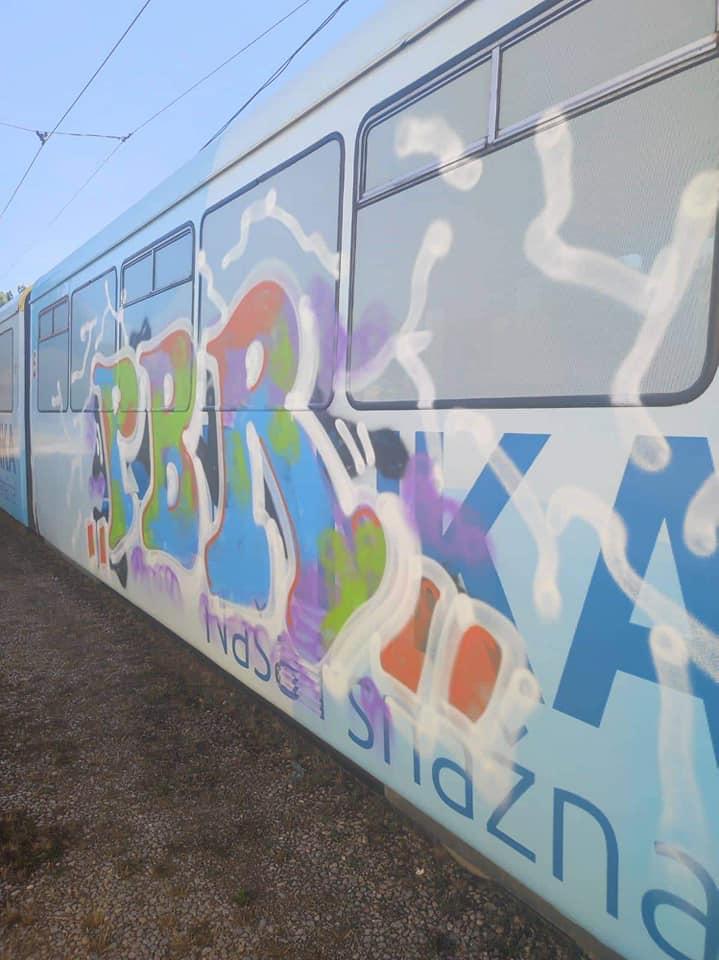 Vandalizam na tramvajima - Avaz