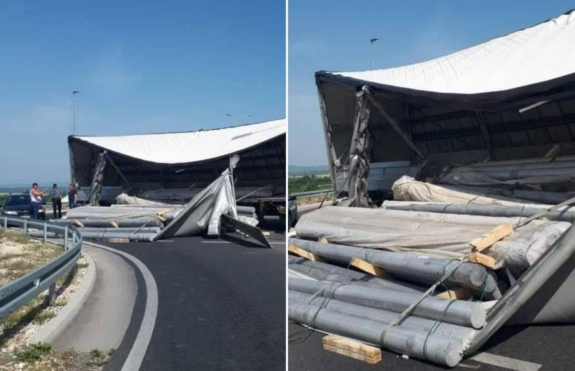 U kružnom toku se prevrnuo kamion, teret ispao na cestu