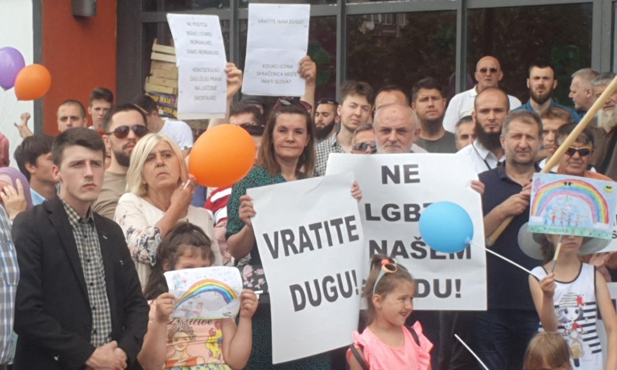 "Avaz" na licu mjesta: Kontraskup organizacije "Vjera, država, narod", poručili: Ne damo vam djecu!