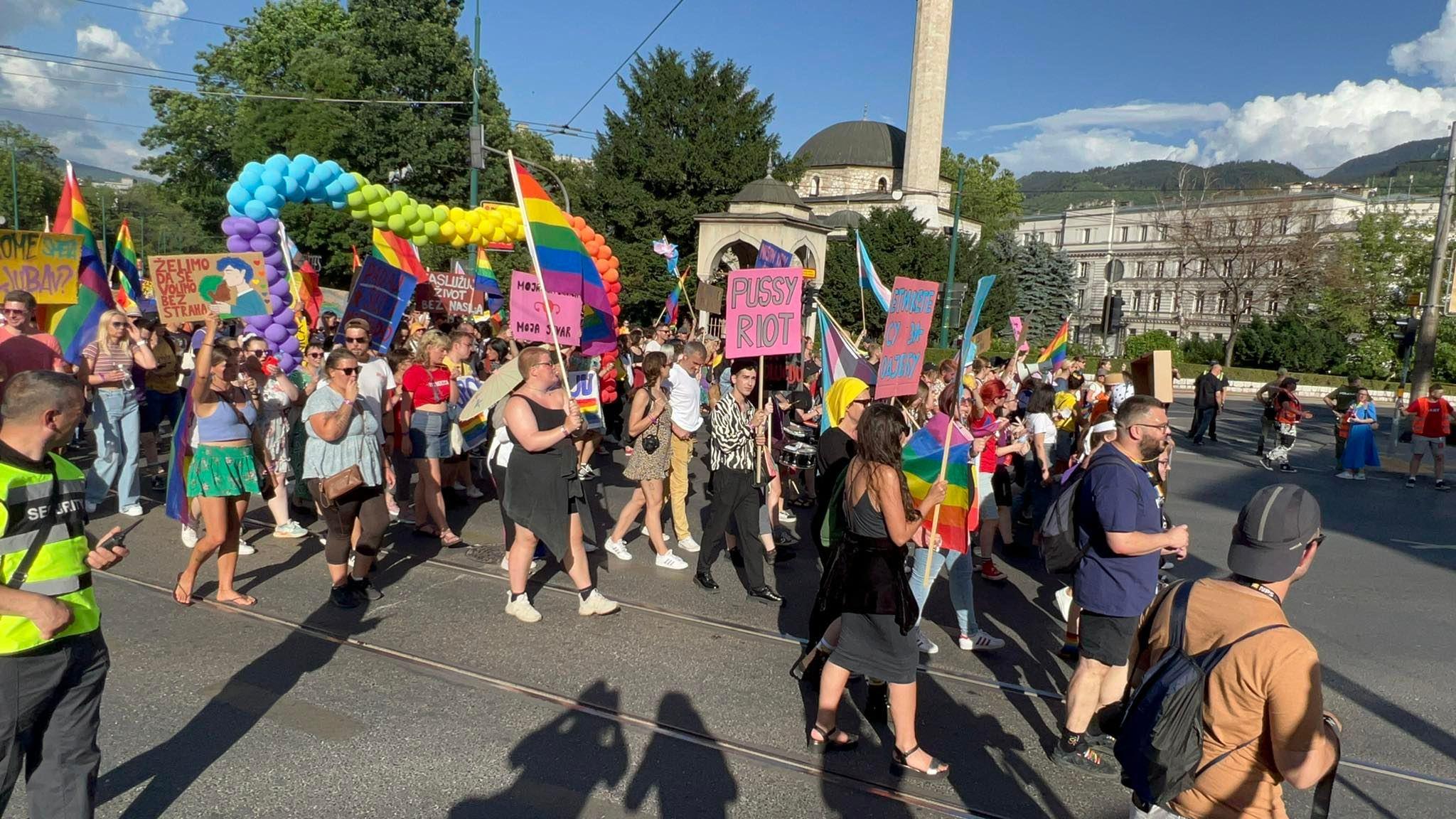 Povorka prolazi pored Alipašine džamije - Avaz