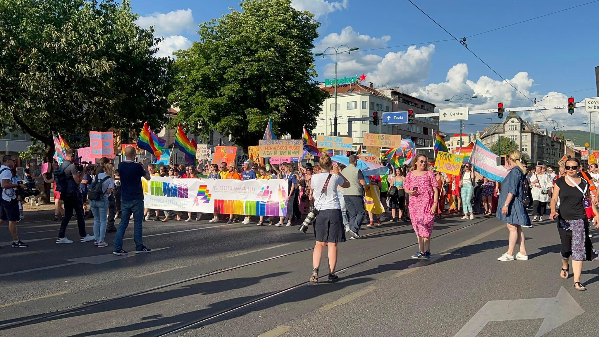 Povorka prolazi pored Parlamenta BiH - Avaz