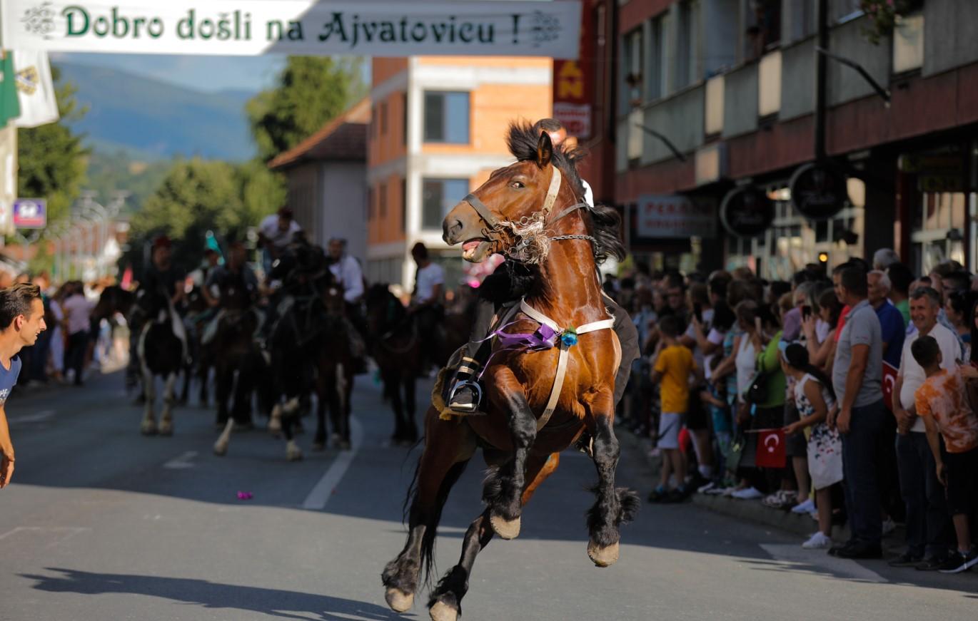 Defile konjanika prošao kroz Donji Vakuf - Avaz