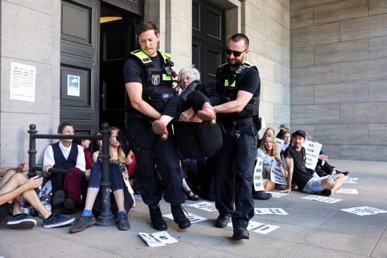 Demonstrante odvodi policija - Avaz