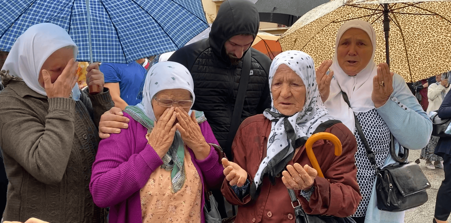 Da ti srce pukne: Jecaji majke prolamali se Vogošćom na ispraćaju tabuta