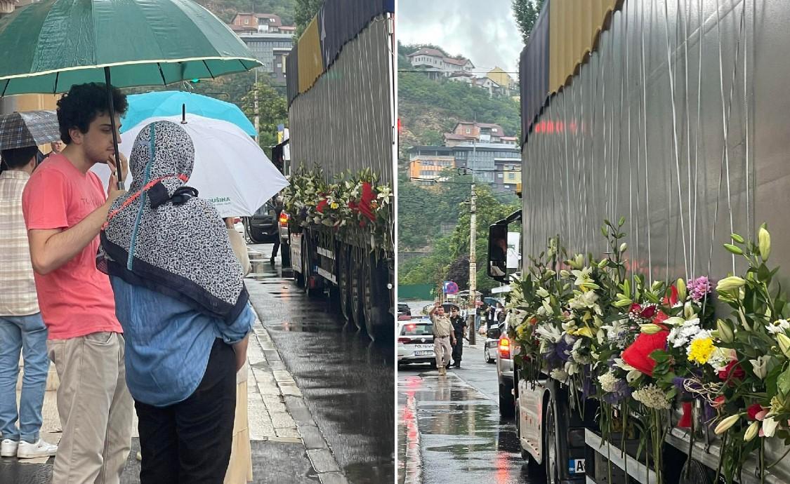 Ispred Vijećnice ispraćena tužna kolona, nastavila svoj put prema Srebrenici