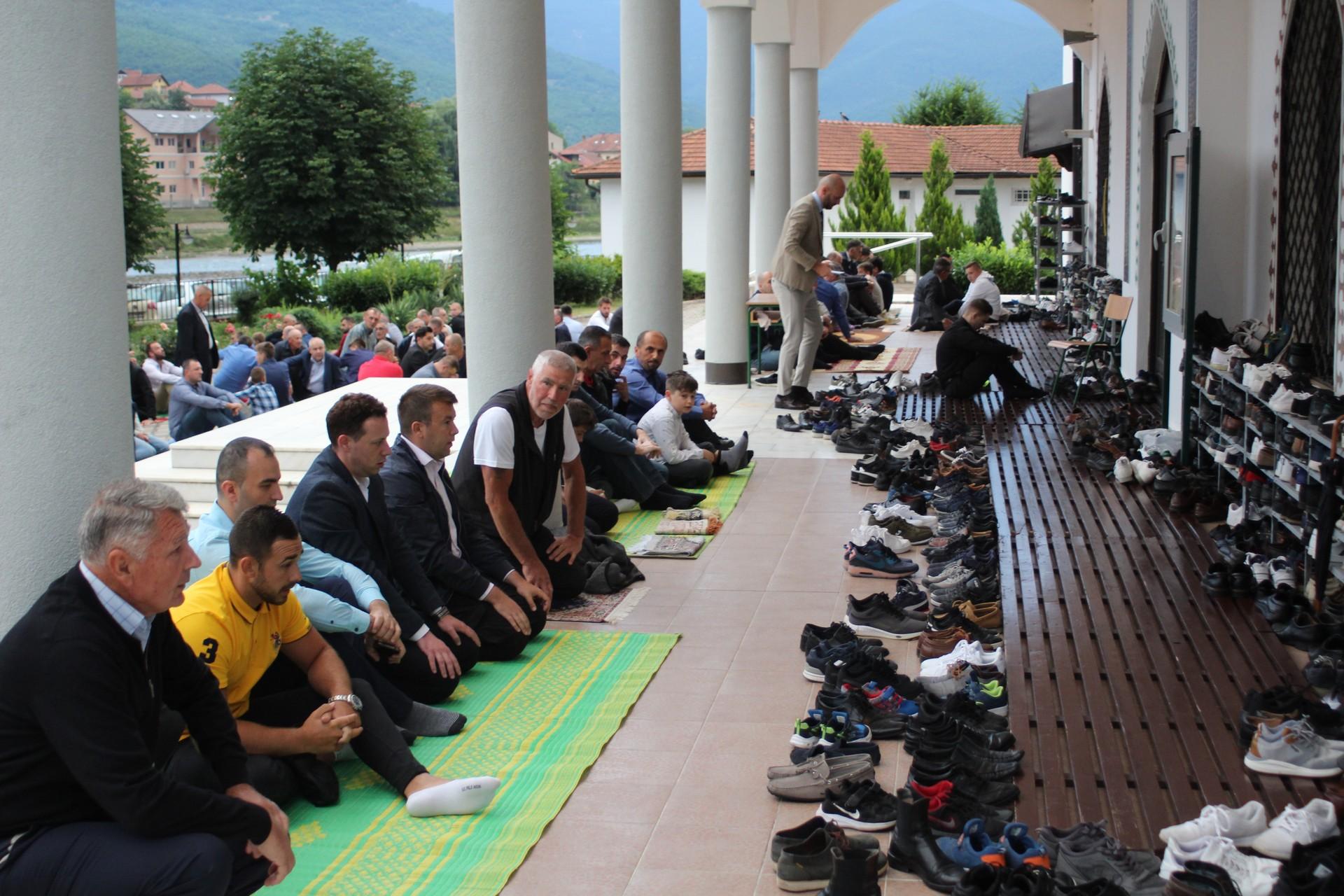 Stotine Goraždana na bajram-namazu u i ispred Kajserija džamije