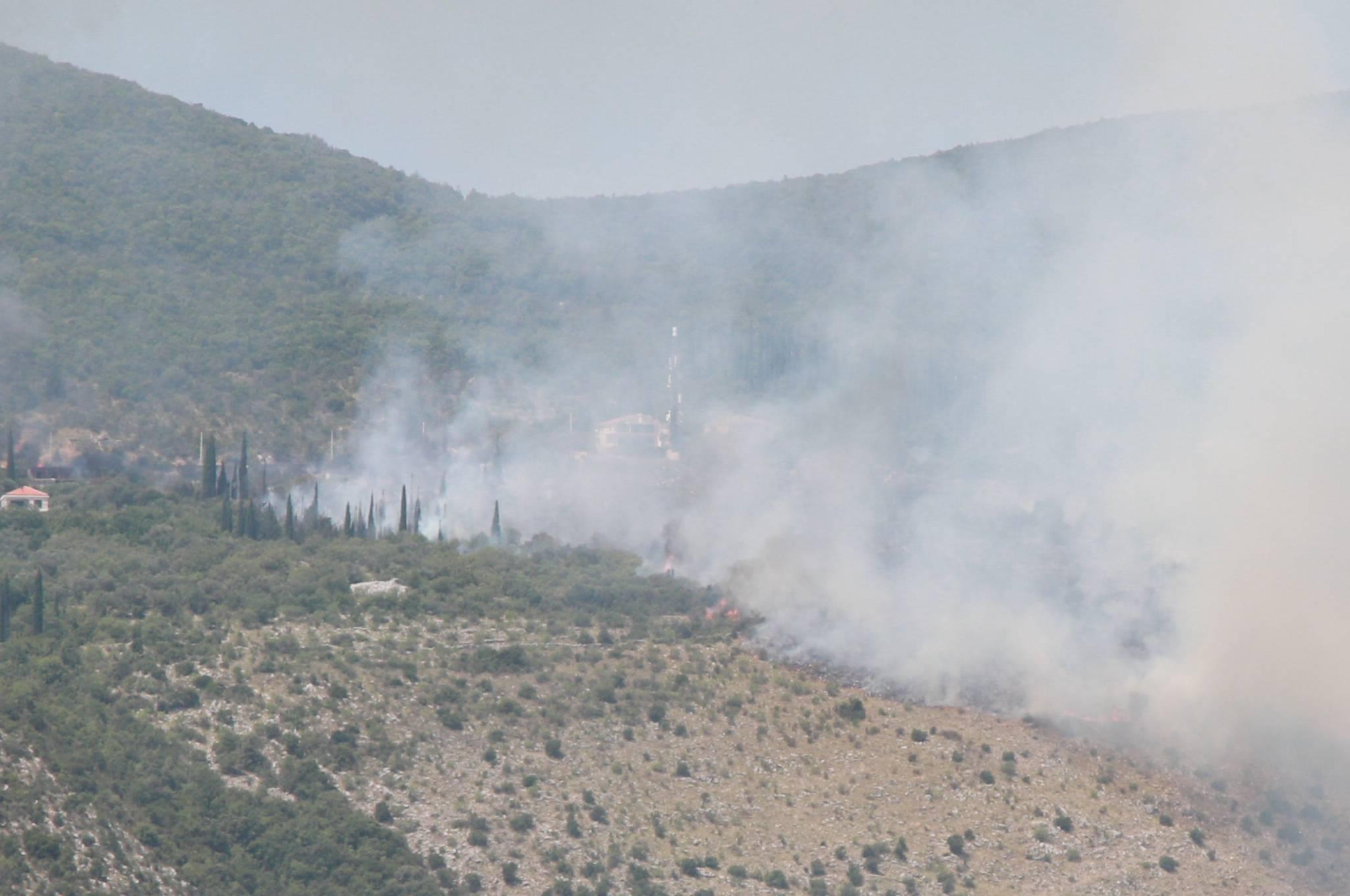 Podgorica: Lokaliziran požar na brdu Gorica, viđene dvije osobe kako ga podmeću